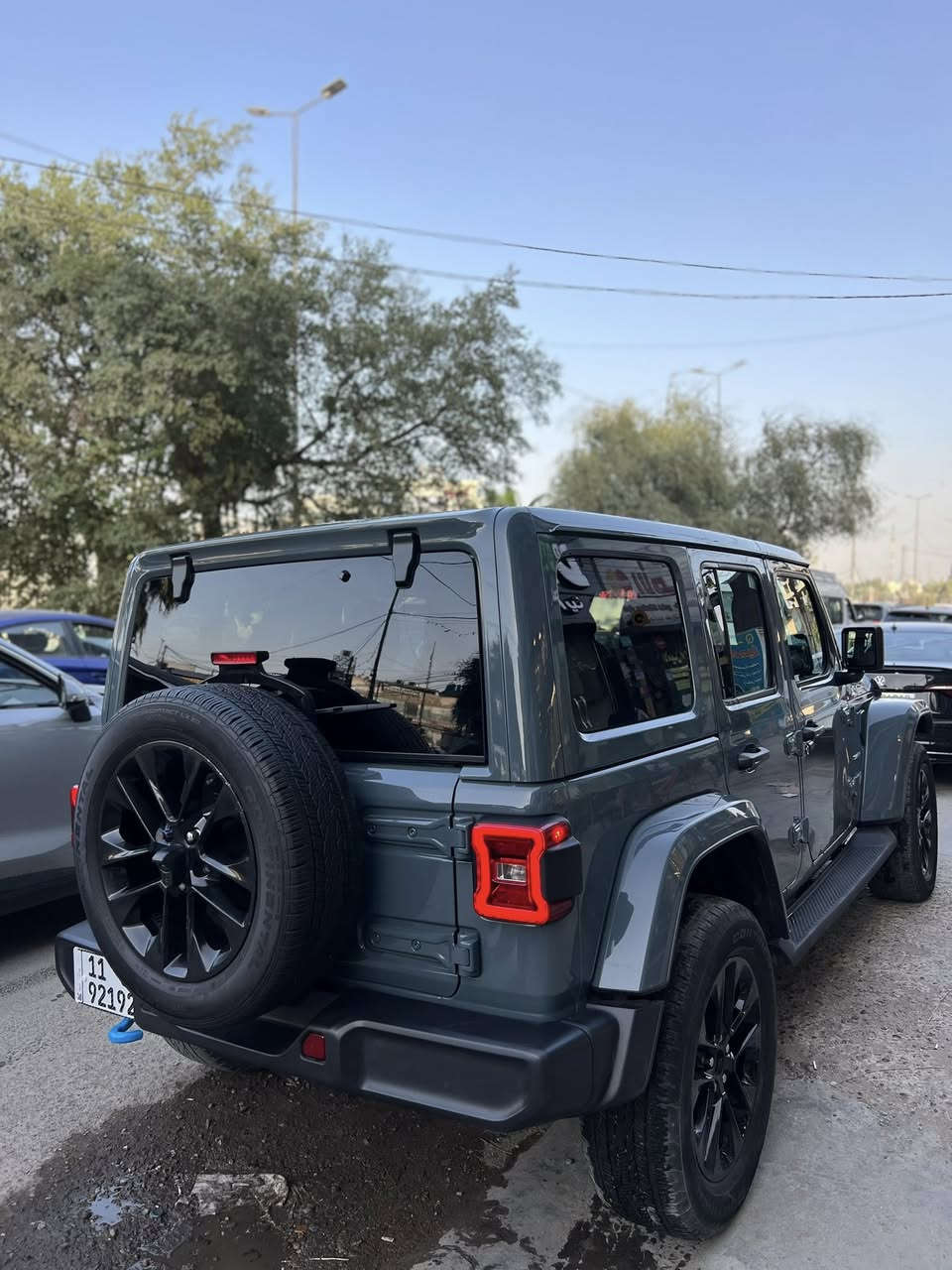 السلام عليكم 
Jeep WRANGLER SAHARA 4Xe 2024 
فول مواصفات بلكن هايبرد 
حادثها حداديه فقط بدون دواخل بدون ايرباك
ماشيه 20 ميل فقط 
دفع رباعي كير اوتماتيك+ لوكير 
بصمه 
تشغيل عن بعد 
شاشه كبيره كار بلي أندرويد اوتو 
تحكمات ستيرن 
سقف متحرك
تبريد قطعتين 
محرك 2.0t
وباقي مواصفات الرانكلر الSAHARA المعروفه 
العنوان بغداد الدوره
***********
***********
