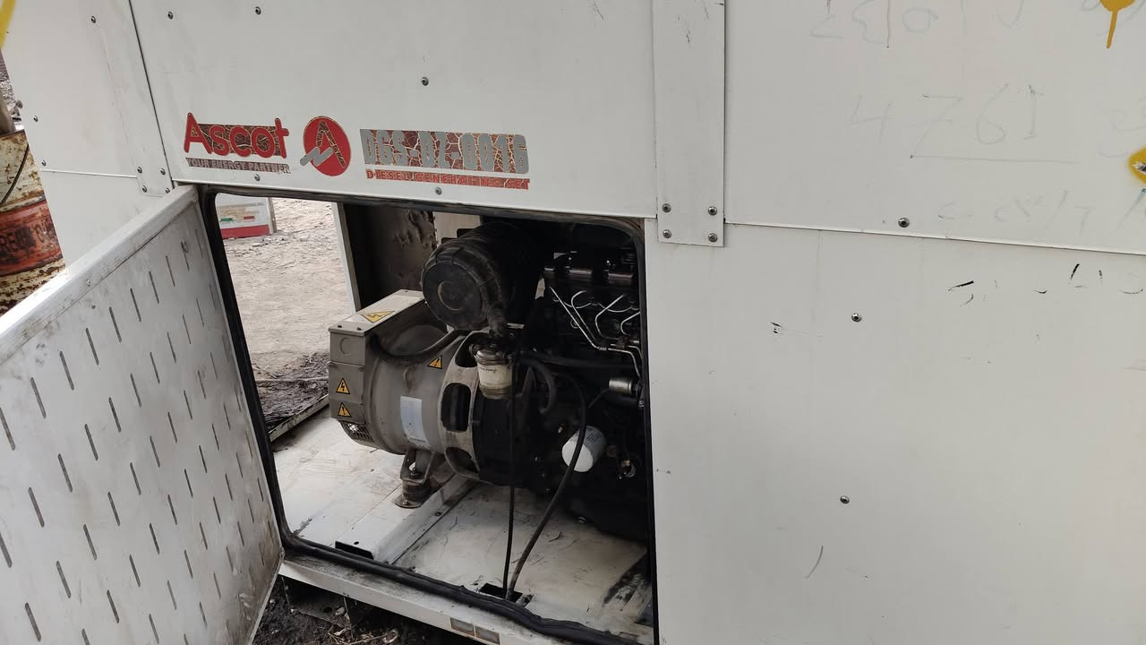 مولد بيركنز بزون 20 كيفي  كاتم   لا تنقيص ولا تبخير مكان  بغداد تواصل *********** سعر 30 وبيها مجال
