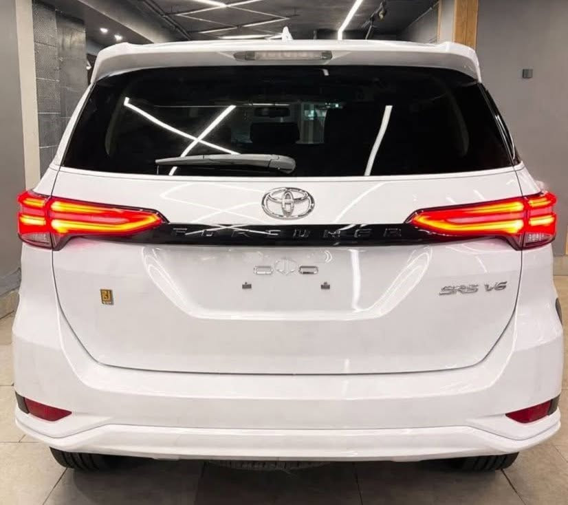 Toyota fortuner sport 4WD 2027 Zero
7 Seats 
4000     V6
4X4
376 نيوتن

-------------------------------------------
نظام الدفع الرباعي مع دبل خفيف وثقيل
(4x4)

-------------------------------------------
شاشة لمس مقاس 8 بوصة تدعم تطبيقات Apple CarPlay و Android Auto

-------------------------------------------

 نظام الفرامل المانعة للانغلاق (ABS)، توزيع إلكتروني للفرامل (EBD)، نظام الثبات الإلكتروني (VSC)، 
وسائد هوائية، وكاميرا خلفية

-------------------------------------------
جنوط 18 انش
شاشه 8 انش
كراسي كهرباء 
مقاعدجلد فاخره مع خاصية التدفئة للمقاعد الأمامية، وتتيح التحكم الكهربائي في مقاعد السائق والراكب الأمامي 

لون ابيض فرش اسود القاهرة, مصر


**إذا كنت صاحب هذا الإعلان وتريد حذفه لأي سبب، رجاءا أرسل رسالة إلى الدعم الفني**