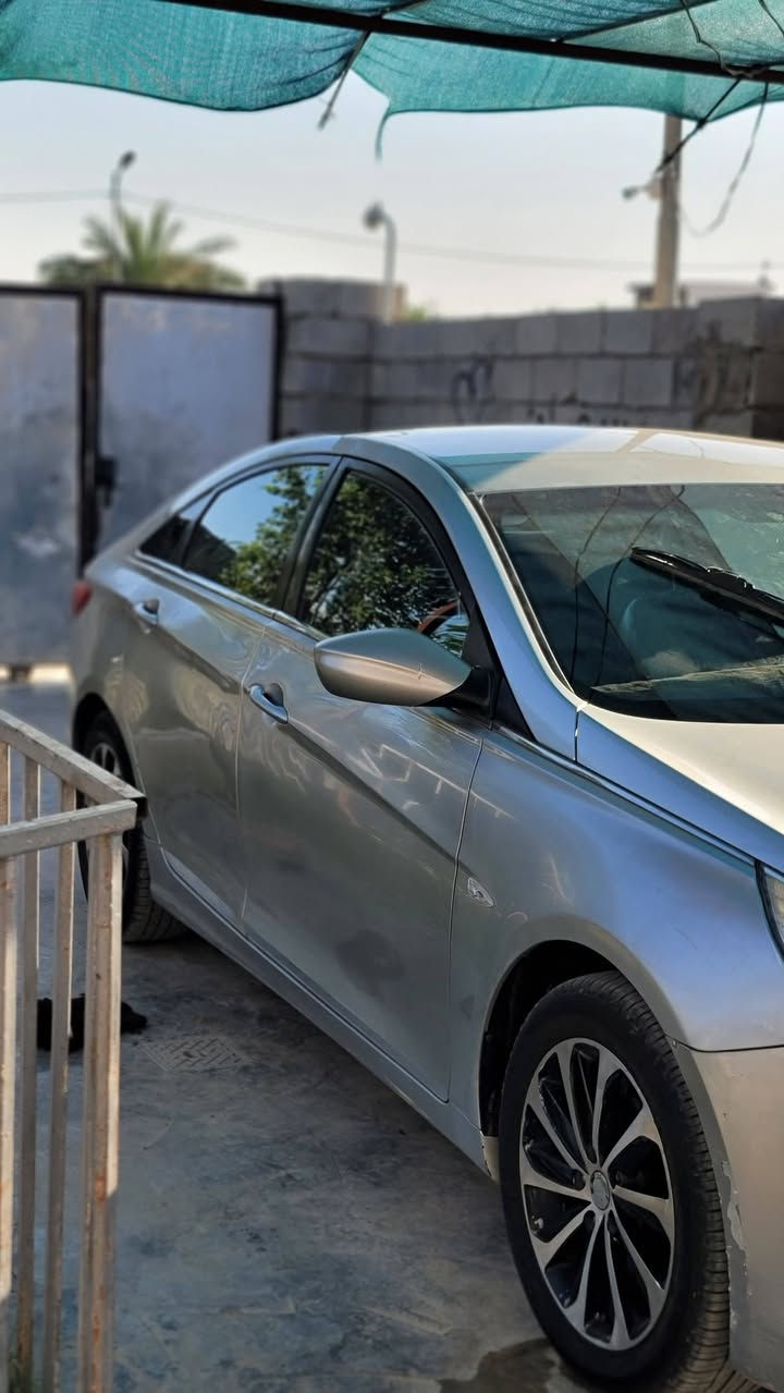 النوع: هيونداي سوناتا (Sonata 20Y)
الموديل: 2011.
​المحرك والـجير: كير ومكينة مكفولات وبشرط الفحص 100%.
​الوضع العام: السيّارة بنظافة ممتازة داخلياً وخارجياً، تحتوي على 3قطع صبغ ابيع حزام صبغ ضربات بسيطة جداً وسيرفس في الجوانب (موضحة في الصور) لا تؤثر على شكل أو أداء السيارة.
​الداخلية: كشنات جلد أسود نظيفة جداً، تحكم مقود، وباقي المواصفات المعروفة للسوناتا.
​الرقم: رقم مميز (21 K 10962) إقليم كردستان.
​💰 السعر المطلوب: 85ورقة ($8,000) وبيه مجال بسيط للشراي الطيب.
📍 المكان: [ديالى شهربان المقداديه]
📞 للتواصل والاستفسار: [***********
