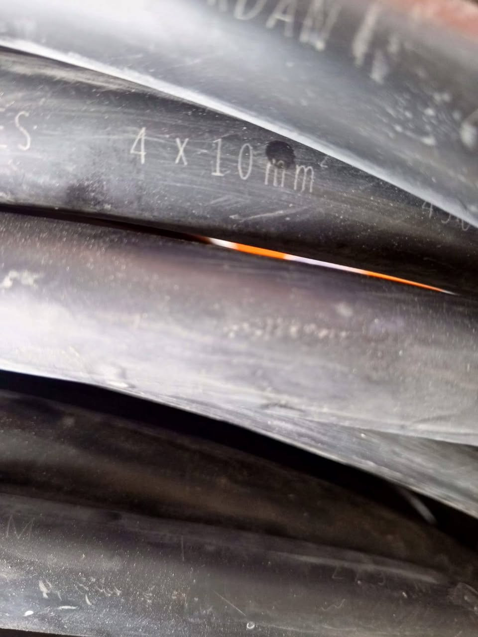 السلام عليكم كيبل 10×4. جديد مامستخدم انتاج 2024  الطول 55 متر   العنوان ابي الخصيب 
هاتف ***********
