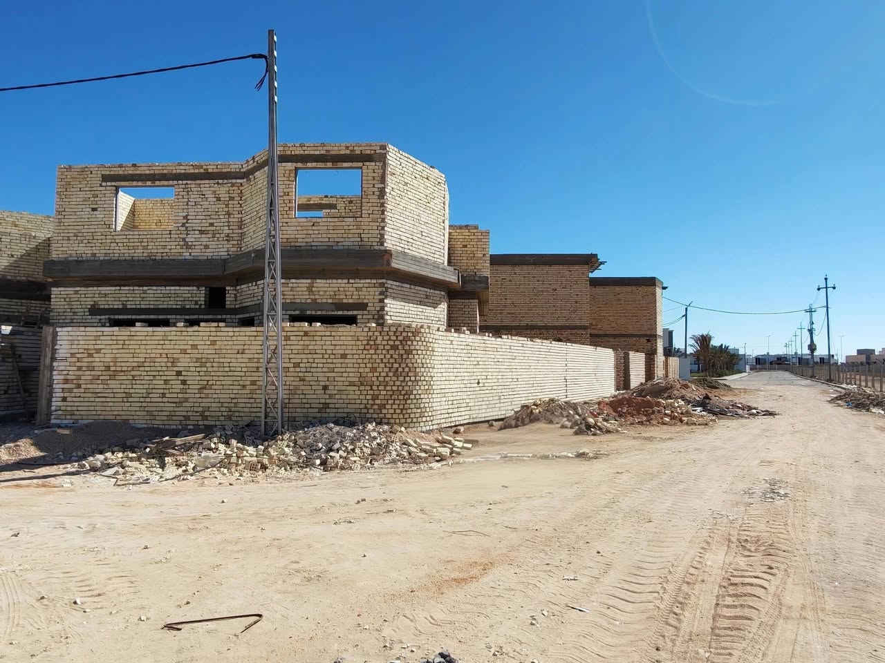 السلام عليكم دار في مجمع الوفاء السكني بلوك B
بلوك 10 دار 14 ركن
البيت مكانة جدا مميز قريب ثالث بيت عن الحديقة وع شارع العريض الي يفصل بين بلوك A وبلوك B ع شارع البوابه
البيت مساحته 120 متر طابقين بس هو طابقين لان ضمن بلوك 160 متر الان هو هيكل 

سعر البيت من مركز المبيعات 120 مليون
التطلوعه 15 مليون بيها مجال بسيط
الواصل 30 مليون
البيت يتحول مبادرة والاستمارة مفتوحه الي حاب يحول البيت الي يريد فيديو للبيت يتفضل خاص 

للتواصل ***********
