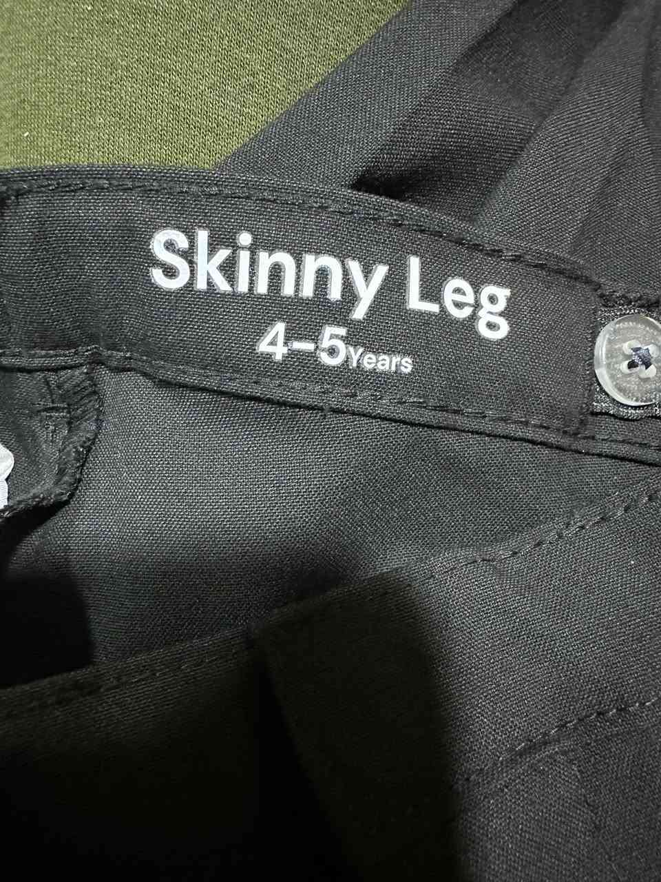 شروة بناطير قماش اوروبية جديد
شبابي / ولادي كل المقاسات مشكل
ثلاث الوان اسود-  نيلي - رصاصي

سعر القطعة #بلاااش 2000 دينار فقط 🔥 
اقل كمية 500 قطعه

للحجز وتساب ابو لاوند
***********
