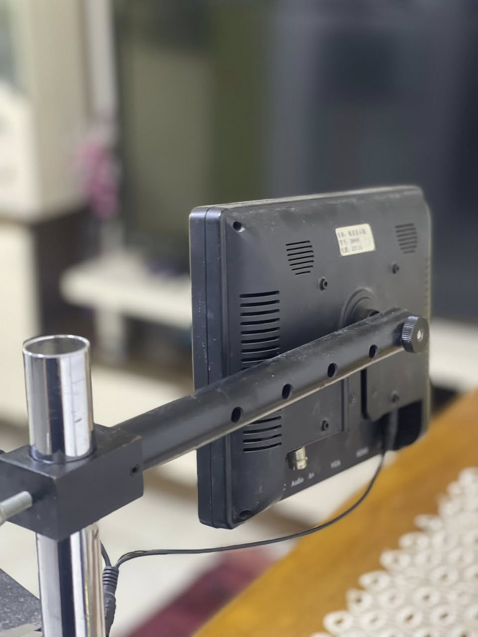مجهر رقمي احترافي (Digital Microscope) مع شاشة وكاميرا HD - بحالة ممتازة
المواصفات الفنية (حسب الصور):
• نوع الجهاز: مجهر إلكتروني مخصص لأعمال الصيانة الدقيقة (صيانة موبايلات، بوردات، ساعات).
• نظام الإضاءة: مزود بحلقة إضاءة LED (Microscope LED Light) مع إمكانية التحكم بحدة السطوع من 0% إلى 100%.
• الكاميرا: كاميرا رقمية عالية الدقة (HD Digital Camera) مثبتة في الأعلى لنقل الصورة مباشرة.
• العدسة: عدسة تقريب (Zoom Lens) مع خيارات ضبط متعددة تبدأ من 0.7x.
• الشاشة: يأتي مع شاشة عرض LCD مدمجة مثبتة على حامل جانبي لمتابعة العمل بوضوح.
• القاعدة والحامل: قاعدة معدنية متينة وثقيلة لضمان الثبات، مع حامل (Stand) قابل للتعديل عمودياً وأفقياً للتحكم في ارتفاع وزاوية الرؤية.
• الكهرباء: يدعم فولتية واسعة من AC90V إلى 260V، مما يجعله آمناً ضد تذبذب التيار.


**إذا كنت صاحب هذا الإعلان وتريد حذفه لأي سبب، رجاءا أرسل رسالة إلى الدعم الفني**