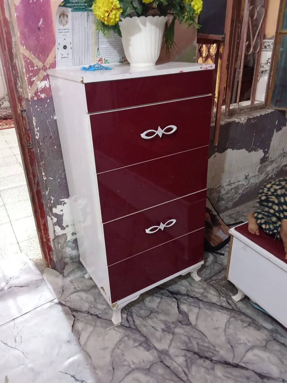 سلام وعليكم غرفه نوم للبيع نضيفه وسعر مناسب مكان لبصره رقم ***********سعر١٧٥
