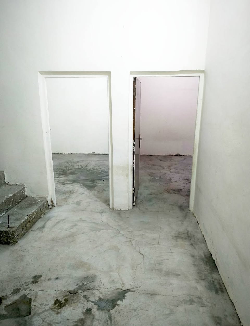 السلام عليكم اسعد الله اوقاتكم🤍

ملاحضه:البيت حاليا فارغ وجاهز للسكن 
🛑#دار سكن للبيع  بناء قديم 

# المساحه 170م

..................... 

🛑# نوع العقار طابو صرف زراعي بإسم عراقي

🛑# وكاله ومكاتبه نسخه من طابو

................... 

🛑# يتكون من غرفه2 كل غرفه 4×4وصاله وموزع واستقبال 6×4 ومطبخ وصحيات حمام في الداخل وتاليت في الخارج 

🛑#يبعد عن الشارع الداخلي السايدين  وقبه بو الجوزي مشي سيرا 5 دقائق أقل النصف كيلو  عرض شارع البيت 7 ونص متر  

🛑#  جميع الخدمات متوفره مدارس وماء و كهرباء و مجاري 

🛑# خلف البيت نهر بزل للمجاري ماتحتار بيهن 

🛑# العنوان البصره ابو الجوزي مقابيل قبه أبو جوزي  وتدخل بلفرع 

...................... 
 
🛑السعر 60 وقابل للتفاوض... 

🛑الاستفسار📞 ***********
