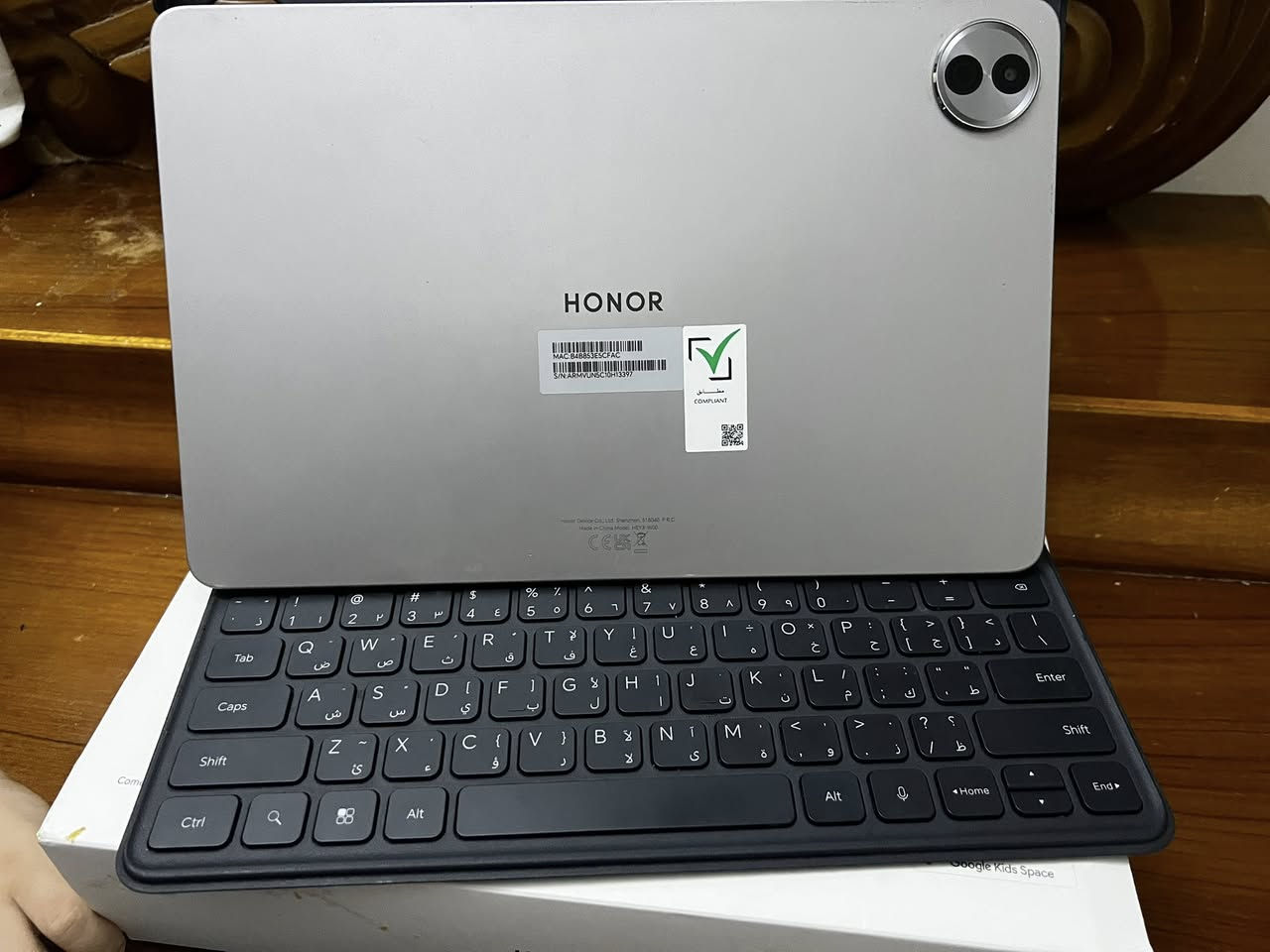 📢 للبيع: تابلت HONOR Pad 10 (أحدث إصدار) بحالة ممتازة شبه جديد ✨
لأصحاب التصفح، الألعاب، الدراسة، والعمل، معروض للبيع تابلت هونر باد 10 بمواصفات "رقم 1" وأداء فائق النعومة.  
📌 الميزات النارية (رقم 1 في الفئة):
• 🔋 البطارية (عملاقة): بسعة ضخمة جداً 10,100 mAh تدوم معك لأيام من الاستخدام المتواصل، وتدعم الشحن السريع.  
• 🎬 الشاشة (خرافية): شاشة كبيرة بحجم 12.1 إنش بدقة عالية جداً 2.5K بأبعاد (2560 \times 1600 بكسل) مع تقنية حماية البصر من Honor وتردد 120Hz فائق السلاسة.  
• 📸 الكاميرات: كاميرا خلفية بدقة 8 ميجابكسل وكاميرا أمامية بدقة 8 ميجابكسل ممتازة للمكالمات والاجتماعات والدراسة.  
⚙️ المواصفات التقنية الكاملة للجهاز:
• ⚡ المعالج: المعالج القوي والحديث Snapdragon® 7 Gen 3 بتقنية 4 نانومتر، ممتاز جداً للألعاب الثقيلة وتعدد المهام بدون أي تعليق.  
• 💾 الذاكرة والتخزين: ذاكرة داخلية 256 جيجابايت (المساحة الفارغة الحالية 202 جيجابايت كما في الصورة)، مع رام 8 جيجابايت بالإضافة إلى ميزة Honor RAM Turbo لتوسيع الرام وأداء أسرع.  
• 🔊 نظام الصوت: يحتوي على 6 سماعات ستيريو محيطية بصوت نقي وعالي جداً لتجربة سينمائية.  
• 🤖 النظام والواجهة: يعمل بأحدث نظام من شركة هونر MagicOS السلس والذكي والمدعوم بميزات الذكاء الاصطناعي.  
💼 ملحقات الجهاز وحالته:
• حالة الجهاز: نظيف جداً وأخو الجديد (شاشته أصلية وبدون أي عيوب أو خدوش).
• الملحقات: كارتون كاملة و الشاحنة و الكيبورد 
💵 السعر: [450]
📍 الموقع: بغداد
📞 للتواصل: يرجى المراسلة على الخاص أو الاتصال على الرقم: [***********]
