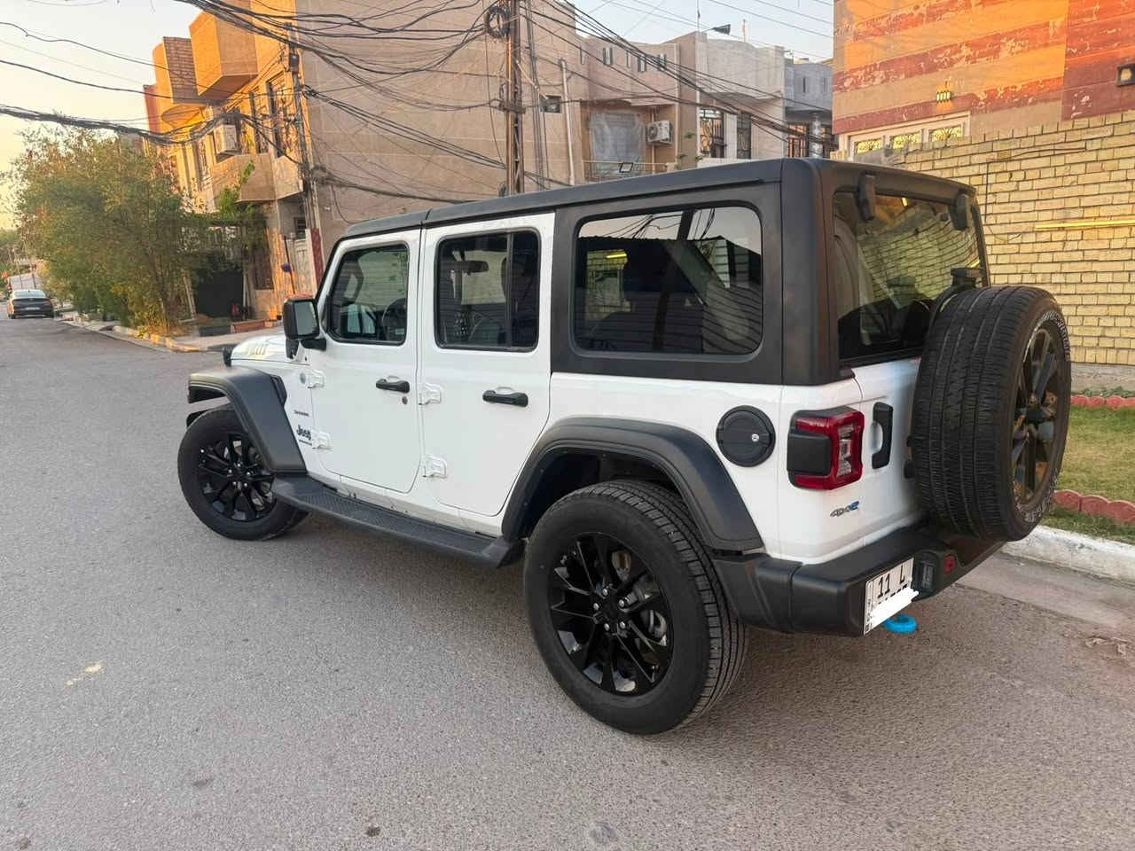 السلام عليكم 

للبيع – جيب رانجلر صحارا 4xe S موديل 2023

- الفئة: Sahara 4xe S
- الموديل: 2023
- المحرك: 2.0 لتر تيربو هجين قابل للشحن (Plug‑in Hybrid)
- ناقل حركة أوتوماتيك 8 سرعات
- نظام دفع رباعي (4×4)
- أربع أبواب
- شاشة Uconnect مع Apple CarPlay وAndroid Auto
- كاميرا خلفية
- تشغيل ذكي (Keyless Enter-N-Go)
- مثبت سرعة
- تبريد شغال
- أنظمة أمان وثبات إلكتروني ووسائد هوائية متعددة
صور الحادث مرفقة
السيارة  اقتصادية في استهلاك الوقود بفضل نظام 4xe، مع قوة وعزم ممتازين داخل المدينة وعلى الطرق الوعرة. المحرك والجير والشاصي بحالة ممتازة والسيارة جاهزة للاستخدام مباشرة.

السعر: 19.000$  وبيها مجال

للتواصل الاتصال على الرقم ***********
