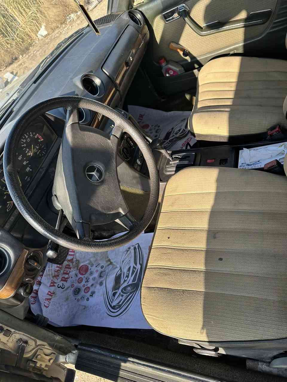 السلام عليكم مرسيدس أبو جحيل للبيع موديل 1984 سياره معمره تعمير درجه أولى كير محرك حداديه خير من الله محرك 230 قبق اسود عنكبوت 
 فتحه
كير أوتوماتيك 
السياره خير من الله
رقم بغداد 
و مكان السياره بغداد المدائن 
السعر 75 وبيها مجال بسيط 
الهاتف ***********
