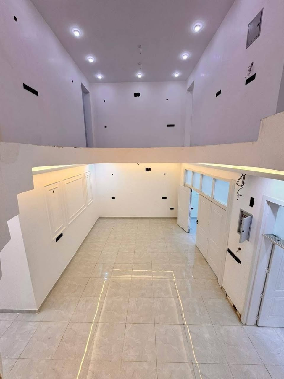 السلام عليكم ورحمة الله وبركاته 
اللهم صل على محمد وآل محمد 
دار للبيع   
المساحة 200 متر طابقين 
حي الغري خلف الأربع شوارع 
بناء. جديد غير مسكون 
يحتوي على 5 غرف نوم سويتات 
للأستفسار 
***********
نون والقلم للعقار والمقاولات العامة 
عنوان المكتب. 
النجف الأشرف. 
شارع غري. نفط. قرب مول وفرّ
