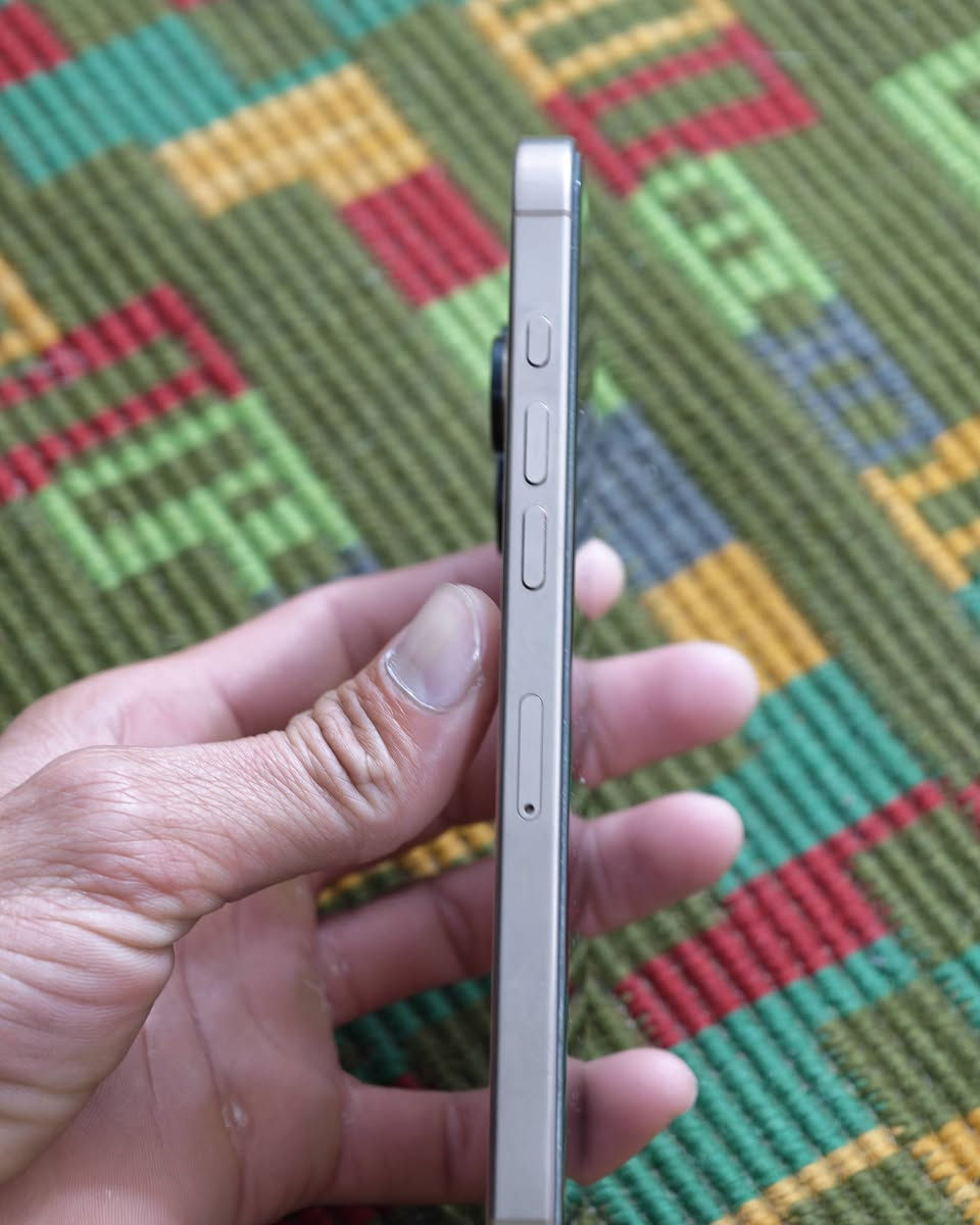 ايفون 16برو ماكس.
ذاكره 256. عدد الدورات 215.
بطاريه 100.
 جهاز نضيف انضف من الصوره بعده بلضمان.  
السعرر خاص.او الاتصال  ***********
