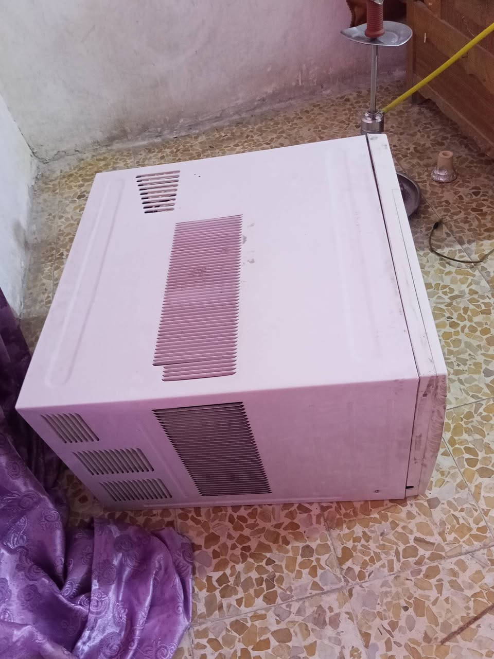 مكيف البيع 2طن استعمال ست اشهر بعده جديد نوعه وادي 350الف ***********

