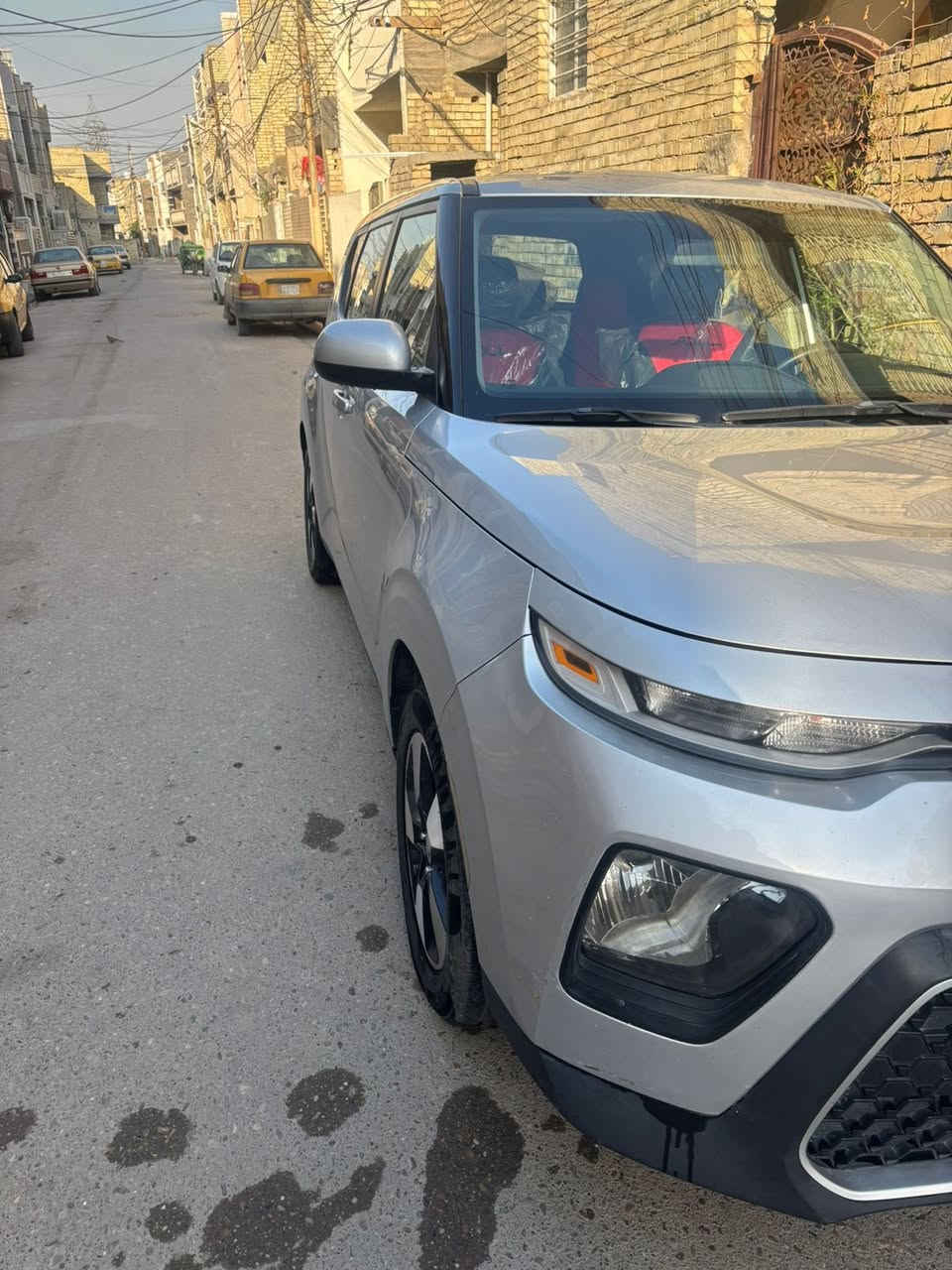 السلام عليكم كيا صول ٢٠٢٠ماشيه ٥١حادثها بارد بالجملغ الامامي وشويه من البنيد هم بارد وبيها صبغ تقريبا شبر بالجنطه السياره بسم ولد صديقي بالبلديات تريد تحويل تريد وكاله 
السعر ١٣٧وبيها مجال 
عنوانها الشعب شارع الاسواق المركزيه 
للتواصل ***********
