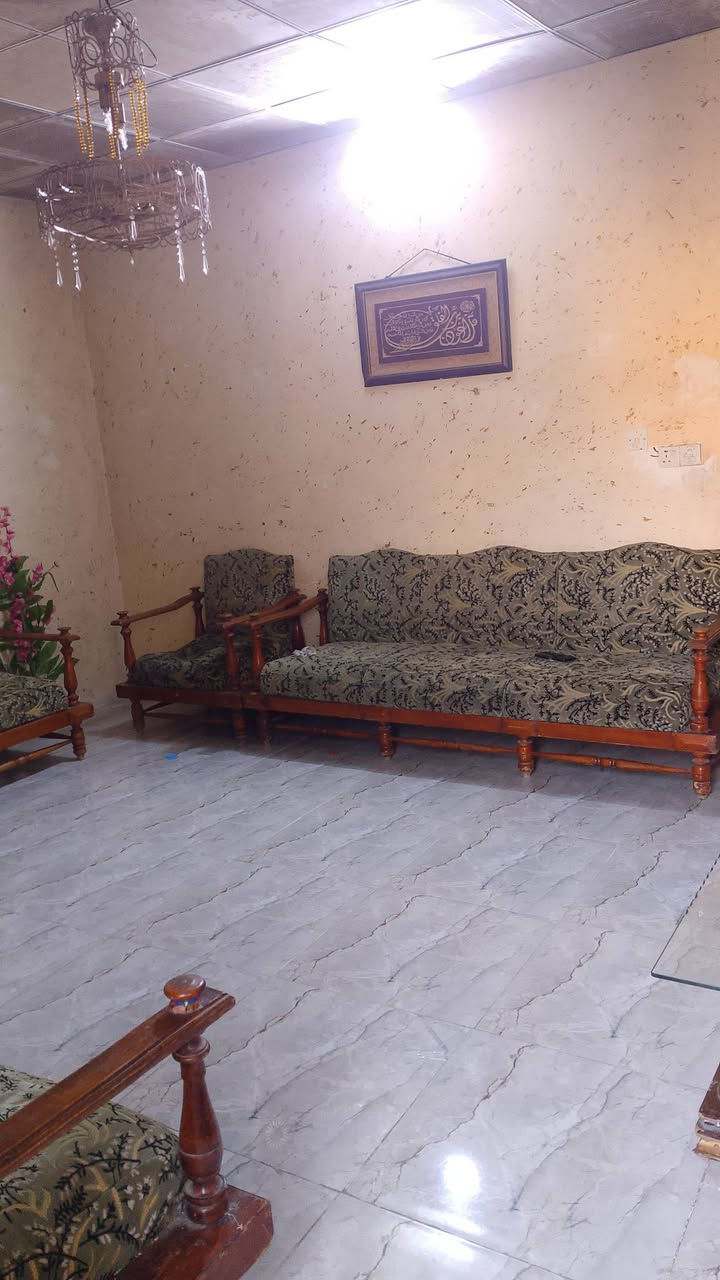 ياالله اللهم صلى على محمدوال محمد..سلام عليكم دارللبيع مساحه100متر...5×20 ملك زراعي سند25 .مربع الاول.البيت طابقين معزول بناء بلوك كهرباء ماء مجاري .الطابق الارضي. طرمه+ استقبال +مطبخ+ خدمات +غرفة نوم +ترك + يحتاج تبديل سيراميك الارضيه فقط فقط الطابق الثاني درج خارجي معزول استقبال+ غرفة نوم اطفال مطبخ .خدمات +غرفة نوم .بيتونه بيه خزن +سطحين .العنوان سريدات المربع الاول شارع ابوعناد بيع مستعجل 
السعر 107.شراي اخليك على راسي .الهاتف***********.واتس اب ماسنجر
