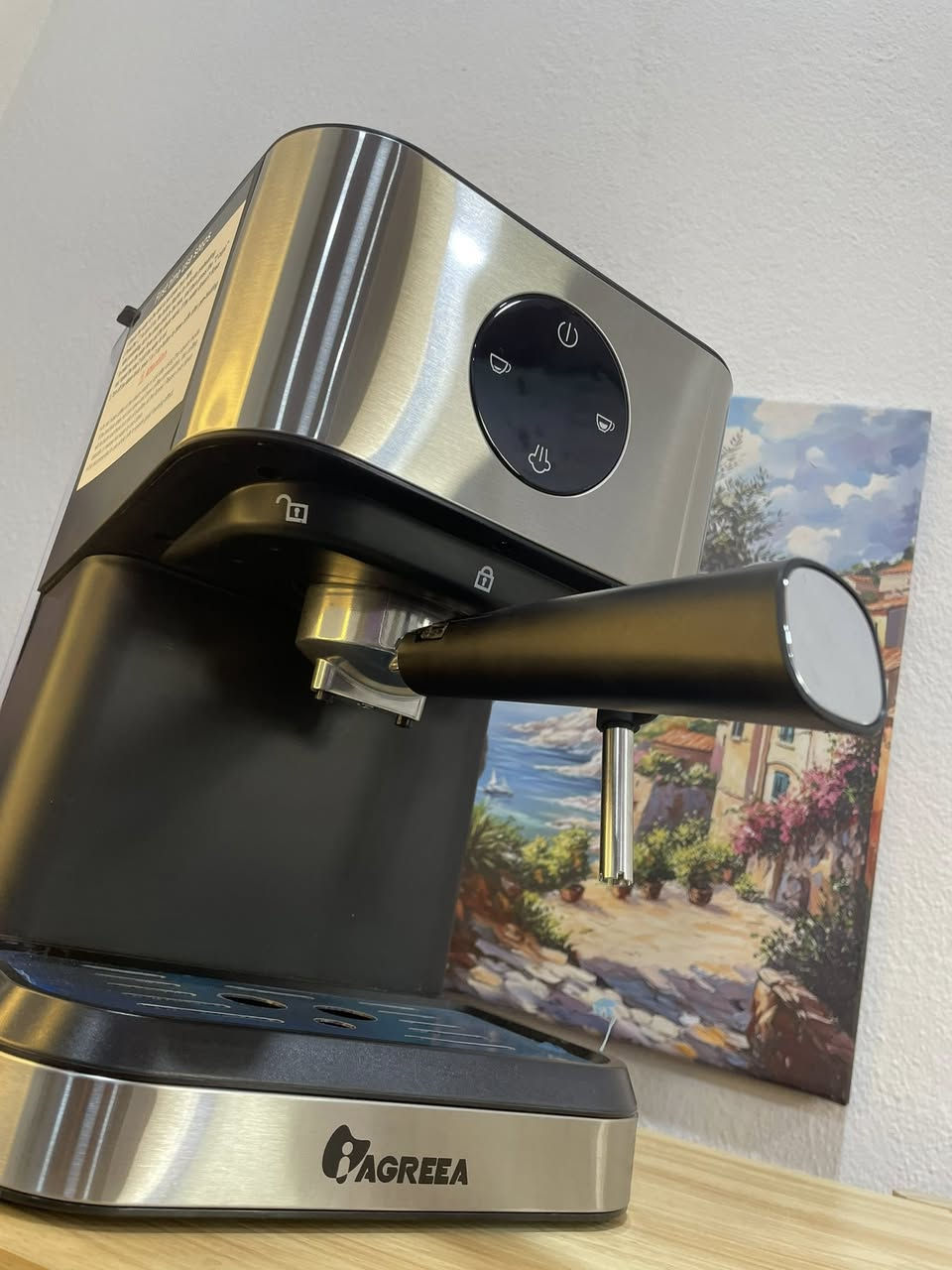 ماكينة تحضير قهوة إسبريسو وكابتشينو  (Espresso Coffee Machine).

🔍 المواصفات والميزات الرئيسية
 لوحة تحكم تعمل باللمس: واجهة أمامية دائرية أنيقة تحتوي على أزرار لمس لسهولة التحكم:
 
زر التشغيل/الإيقاف (Power).
 خيار تحضير كوب واحد (1 Cup).

 خيار تحضير كوبين (2 Cups).

 زر تشغيل البخار (Steam).

 أنبوب تبخير الحليب: مزودة بعصا بخار جانبية (Steam Wand) مصنوعة من الستانلس ستيل لتحضير رغوة الحليب للكابتشينو واللاتيه.

 الملحقات المضمنة: يأتي معها حامل الفلتر (Portafilter) المصنوع من المعدن، ومكبس/ملعقة قياس بلاستيكية سوداء (ظاهرة في الأسفل).

 خزان مياه شفاف: موجود في الخلف لسهولة مراقبة مستوى الماء وإعادة التعبئة.

 صينية تقطير قابلة للإزالة: قاعدة زرقاء (مغطاة بلاصق الحماية الأزرق حالياً) لتجميع السوائل الزائدة وسهولة التنظيف.

 التصميم: هيكل عصري ومقاوم مدمج بين الستانلس ستيل الفضي والبلاستيك الأسود المتين.


**إذا كنت صاحب هذا الإعلان وتريد حذفه لأي سبب، رجاءا أرسل رسالة إلى الدعم الفني**