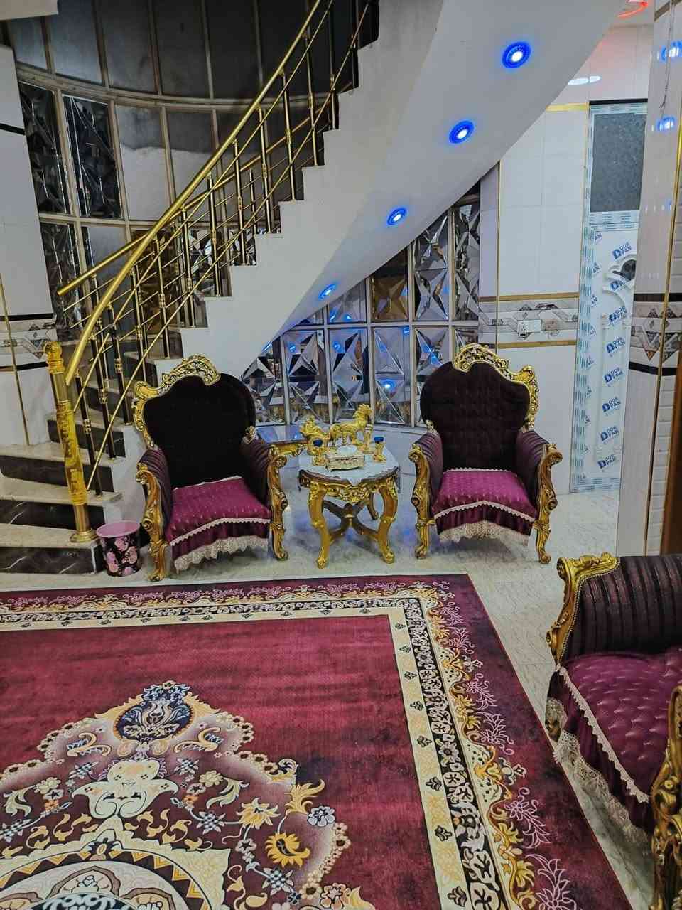 السلام عليكم دار للبيع في بغداد حي آور قرب مؤسسة المصطفى و خلف محطة المرتضى خلف الشارع التجاري مباشرتاً المساحة 150 متر طابقين الواجها 10 و النزال 15 يتكون الدار من 4 غرف نوم الطابق الأول يتكون من استقبال و مطبخ و صالة كبيرة و غرفة نوم و و صحيات الطابق الثاني يتكون من 3 غرف نوم معى صالة كبيرة صحيات للإستفسار أكثر اتصلو على الرقم ***********.
