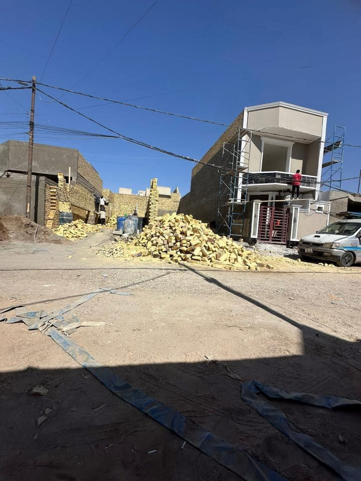 السلام عليكم بيت للبيع ذات مساحه 100 بالخضراء مقابيل المعارض بالنزله مال البيع المباشر بشارع الصيدليه والمخبز الخريطه مالته بالصوره كامل بناء الطابق الاول والستاره والبيتونه صب و الكهرباء بوري كامل وإعمال الماء جاهز وباقي اعمال التشطيب باقي من سيراميك ولبخ وبياض والى التقفيله السعر المطلوب 47 مليون مع مجال بسيط مع العلم سعر ال100 الكامله ب68 مليون 
ملاحظة الشارع بي كهرباء محولتين ومجاري مربوطة و ماء كامل بالشارع (افضل الشوارع تعال شوف بعينك)
***********// *********** يوجد واتساب على الرقم نهاية 29
