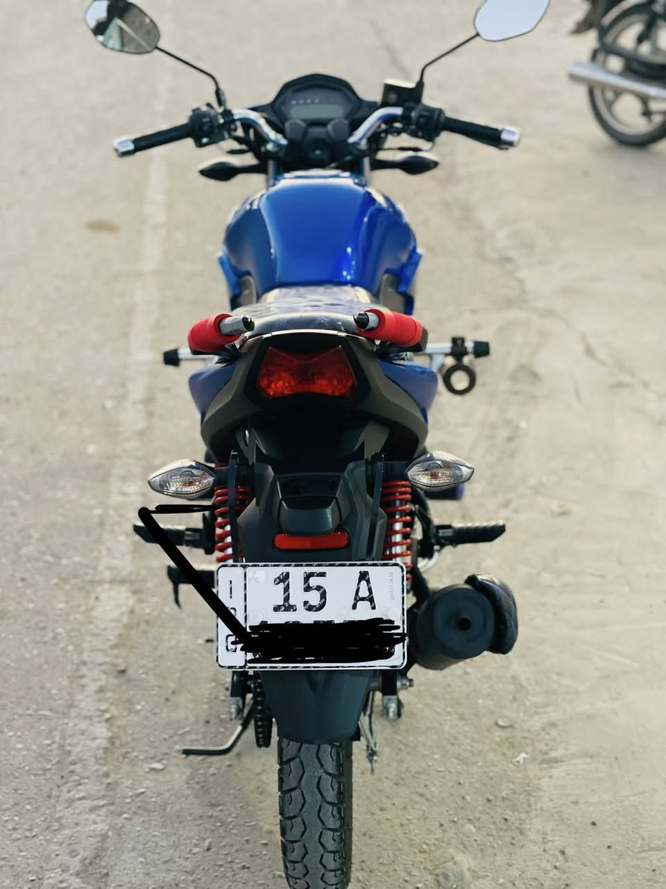 هاوجي 23 للبيع او مراوس نظيفه الدراجه وبدون اي نقص كفاله من الشخط ماشيه 10 الاف لوحات انكليزي تحويل مباشر وياها بصمات اثنين كامله مكمله سعرها (18ورقه)وبيها مجال للشراي مكان الدراجه الرمادي الصوفيه الشراي يتفضل خاص او الاتصال بالرقم *********** 
والموشراي يعبر المنشور بكلام طيب
