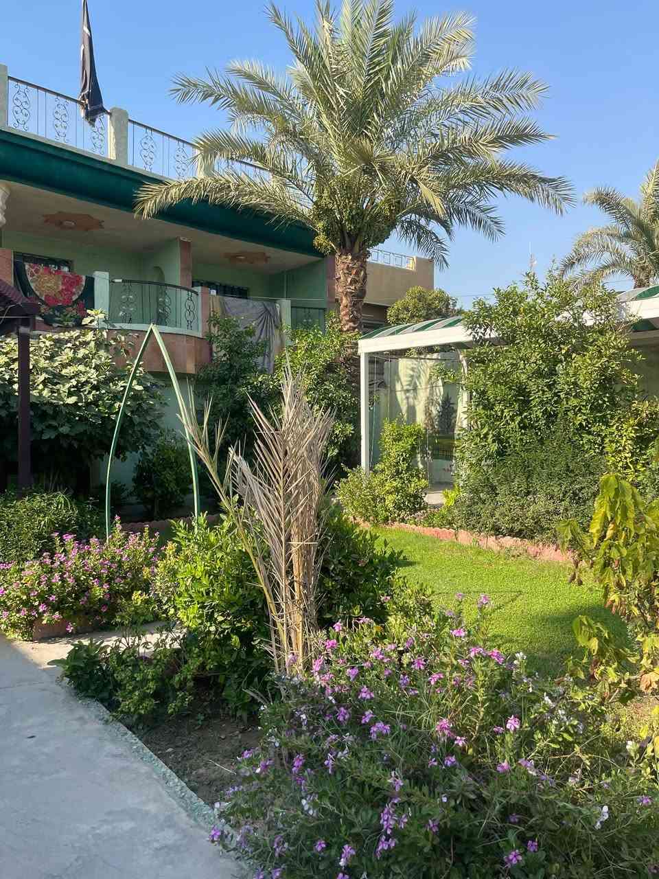 سلام عليكم.                                                                      بيت للبيع عنوان بغداد المدائن سلمان باك شارع الطابو بصف الطابو المساحه 480م يحتوي البيت عل كرجات ٢ وحدائق ٢ ومحل البيت طابقين حتوي عل غرف 6 هول مطبخ ستقبال كندور حمامات ٣ صاله ٢ منور داير ماداير البيت بيت مساحه خير من الله بيت جبير  بيت داخل كله حديث بناء الداخل 2023 والخارج 2013 البيت كله كاشي وسيراميك ستفسار البيت رقم الهاتف ومازنجر رقم الهاتف ‭***********‬
