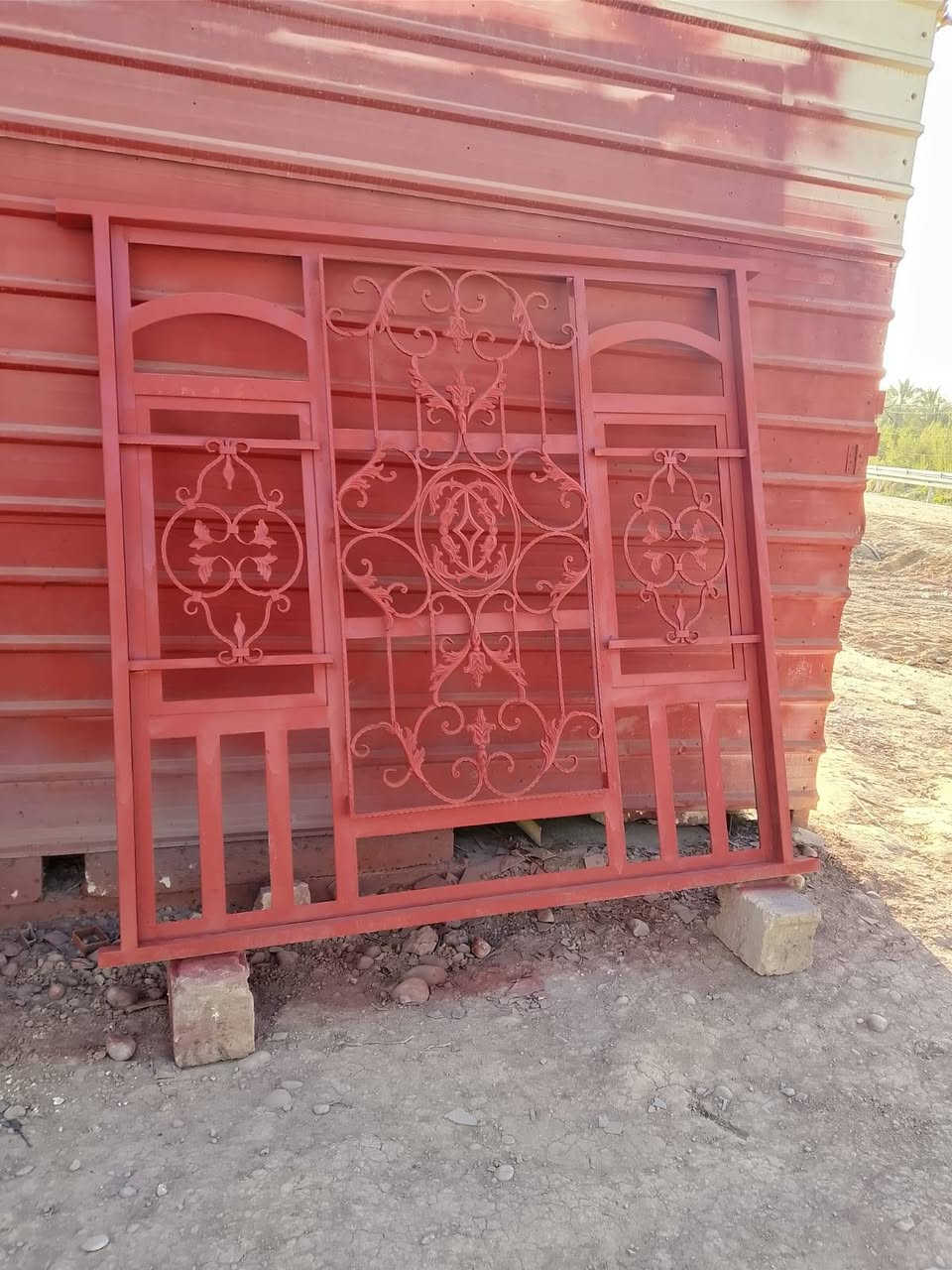 السلام عليكم شبابيك عدد٥/اربعه ٢في٢ واحدمترفي مترين شغل ثقيل جددمامشدودات 
السعرالواحد٣٢٥الف اكررسعرالواحد العنوان بغدادالمدئن ***********
