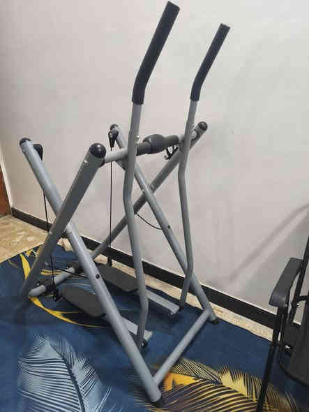 أجهزة رياضية مستعملة استعمال قليل جدا و نظيفة الأول جهاز جري قايش ميكانيكي بدون كهرباء والثاني جهاز الغزال الطائر سعر الجهاز الواحد 90 الف المكان النجف رقم موبايل ***********
