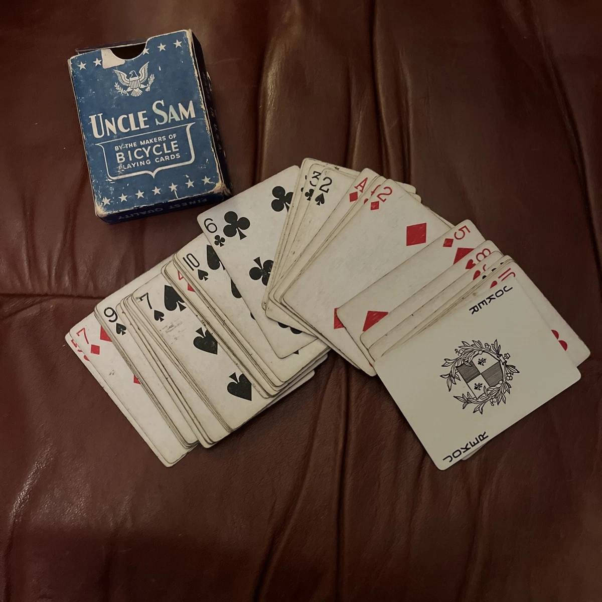 أوراق لعب بينوكل بايسكل عتيقة من عام 1945، تعود للحرب العالمية الثانية، تحمل صورة العم سام. ليست بدائل كاملة

حاله الورق جيده افضل من الصوره 
الرقم للتواصل ***********
