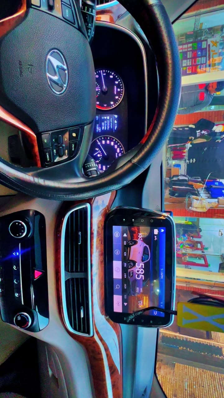 سلام عليكم توسان موديل2020 فول موصفات للاخير 1على 1  موصفات معروفه كفاله عامه ماعدى بارد مثل ما موضح بلسونار ماشيه 79 كيلومتر مكاني بغداد الشعب/السعر 218 وبيها مجال حك الجيه رقم الهاتف ***********
