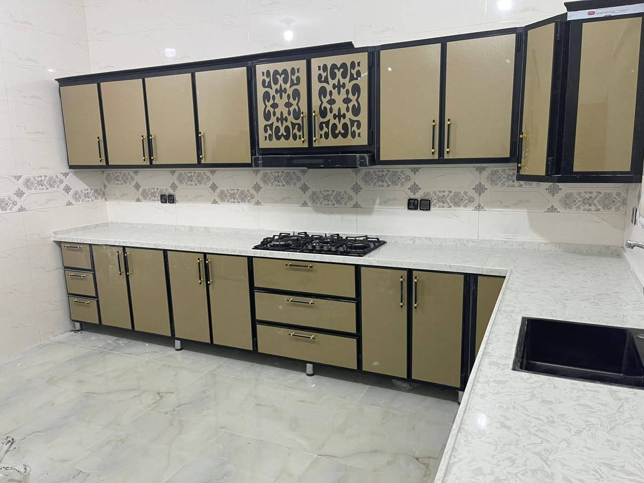 تم انجاز مطبخ في منطقة الفياضيه في القائم معمل الاخوين لعمل انواع المطباخ وحسب الطلب وعمل  انواع الشبابيك الامنيوم والمحجرات العنوان الانبار القائم مقابل مركز الشباب هاتف ***********
