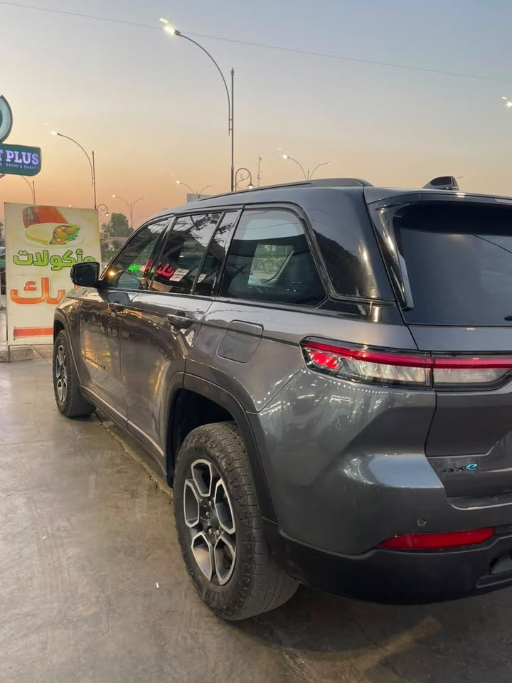 Jeep Grand Cherokee 

Trailhawk 4xe Plug-in Hybrid 2024

جيب كراند شيروكي ترايل هوك بلك ان هايبرد  

5 راكب ، هايبرد بانزين وشحن 

ماشية 4 الف ميل. بحالة الزيرو

بدون رقم كاتي تترقم شمالي فقط

المواصفات :- 

تو كلر قماره اسود 

3شاشات 

جكات 

5انضمة قياده 

تدفئة تبريد كشتات 

نضام سماعات هواي موصفات بيها  

فور ويل 4-4

٥ كامرا وحساسات خلفيه بريك).

كشنات جلد امامية تدفئة وتبريد وميموري.

تدفئة بالستيرن.

تبريد وتدفئة ٣ مناطق التحكم بيها منفصل ( السايق والراكب والخلف كل واحد وحد).

بردات خلفية.

تشغيل عن بعد .

شاحن واير ليس.

تحكم ستيرن كهرباء.

شاشة كبيرة.

5 مودات للقيادة مع off-road mode.

حساسات امامية وحساسات خلفية .

رادار امامي وخلفي وجانبي مع تنبيه نقاط عمية وبريك تلقائي امامي وخلفي.

 
الضرر موجود رقم الشاصي 

السعر 220$ وبيها مجال

 مكان اربيل موصل  

***********
