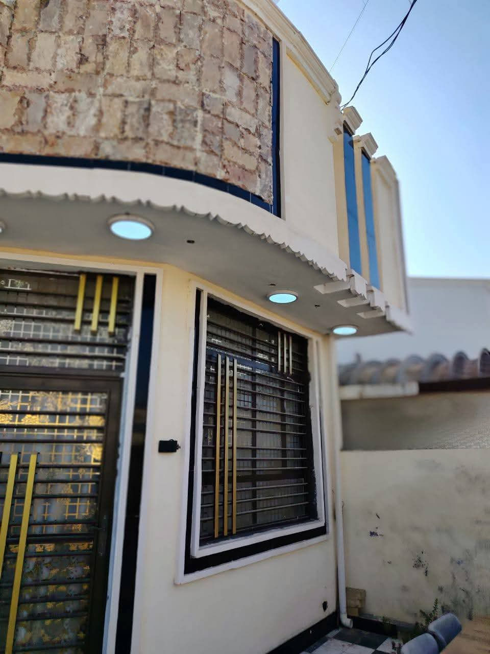 🏡 بيت للبيع – طابو زراعي سند 25
📍 الموقع: قطع حسنين – الشارع الثاني  
🔹 المساحة: 160 م²  
🔹 المساحة في السند: 150 م²  
🔹 البناء: حديث (طابوق وسقف صب كونكريت)  

🏠 يتكون من:
- حديقة  
- كراج سيارة  
- صحيات خارجية  
- مطبخ  
- استقبال  
- صالة  
- منور  
- غرفة نوم  
- مجمع صحيات  

🏠 الطابق الثاني:
- غرفة نوم  
- مجمع صحيات  
- سطح  

💰 السعر: على الخاص  

📞 للاستفسار: ***********  

🏢 مكتب عقار أهالي المسيب  
📍 حي المعلمين الثالثة – قرب جامع محمد الجواد
