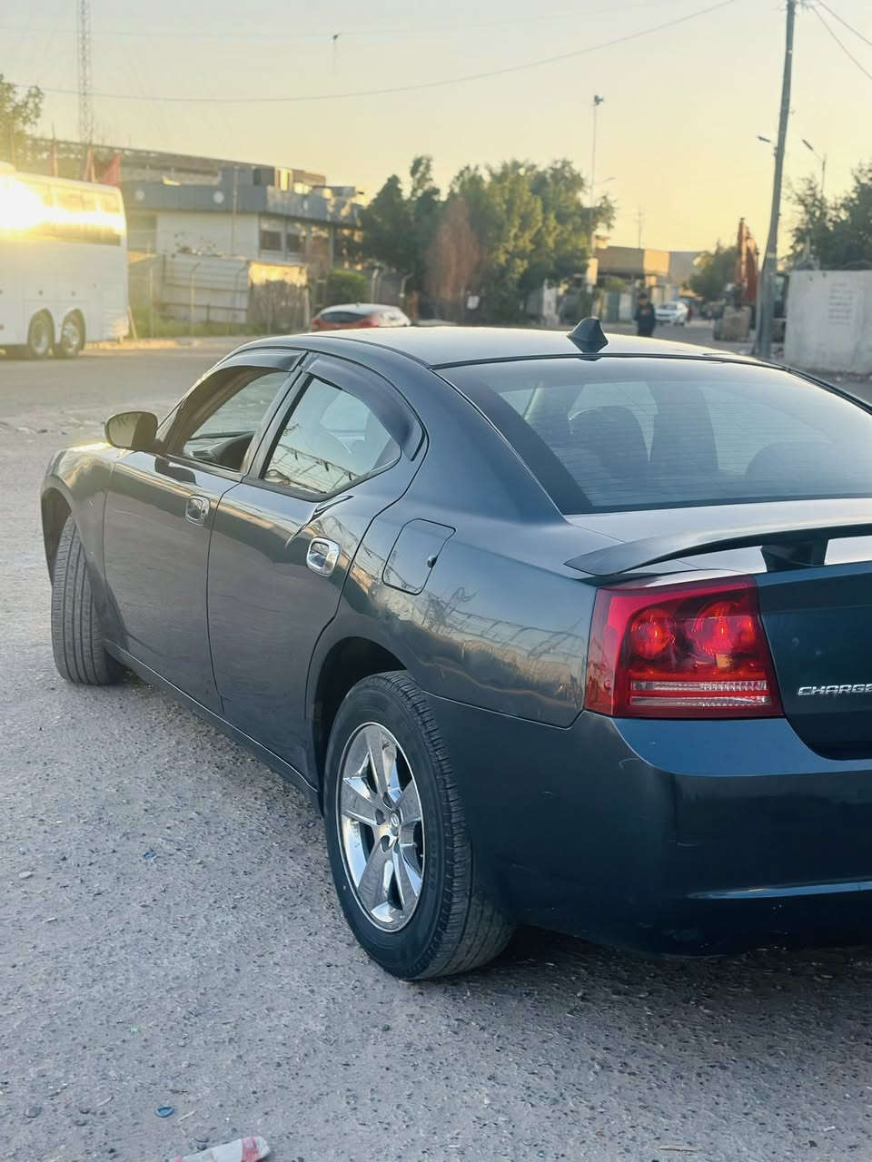 سلام عليكم 
جارجر 2008
حادثها جاملغ وبيبان ثنين صفحت السايق مبدلات والجاملغ صبغ وبيها قطع صبغ  
مكينه جديده خيرمن الله  كيرها خير من الله 
حداديه جديده تايرات نضيفه سياره ما بيها نقص  
سعررررر(105) وبيها مجال بسيط 
موقع بغداد مدينه الصدر  
رقم الهاتف ***********
