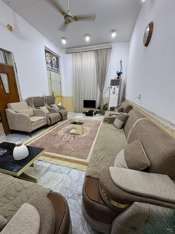 بيت للبيع 155 متر طابقين بناء طابوق و كونكريت  3 غرف مطبخ حار وبارد 
العنوان بالبطاط  شارع الفرن قريب ع بيت ام علي الجوايه 
رقم صاحب الدار  ‭0782 784 9603‬
