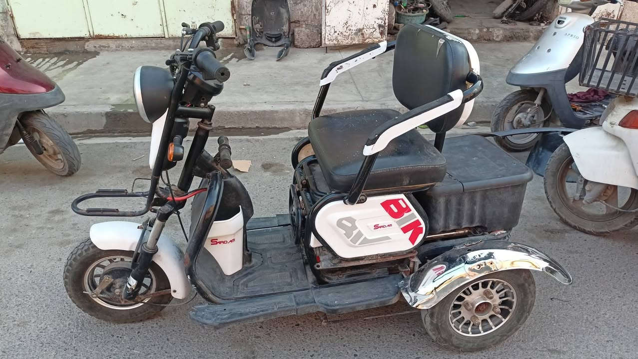 السلام عليكم للبيع درجة شحن 3تايرات 
4بطاريات كلها شغالا بطاريتها جداد عل فحص شرط 
بصما شغلا كلها شغلا مكاني موصل جانب اليمن باب جديد 
الشري يخابرني او نات فاهم عل سعر ***********
