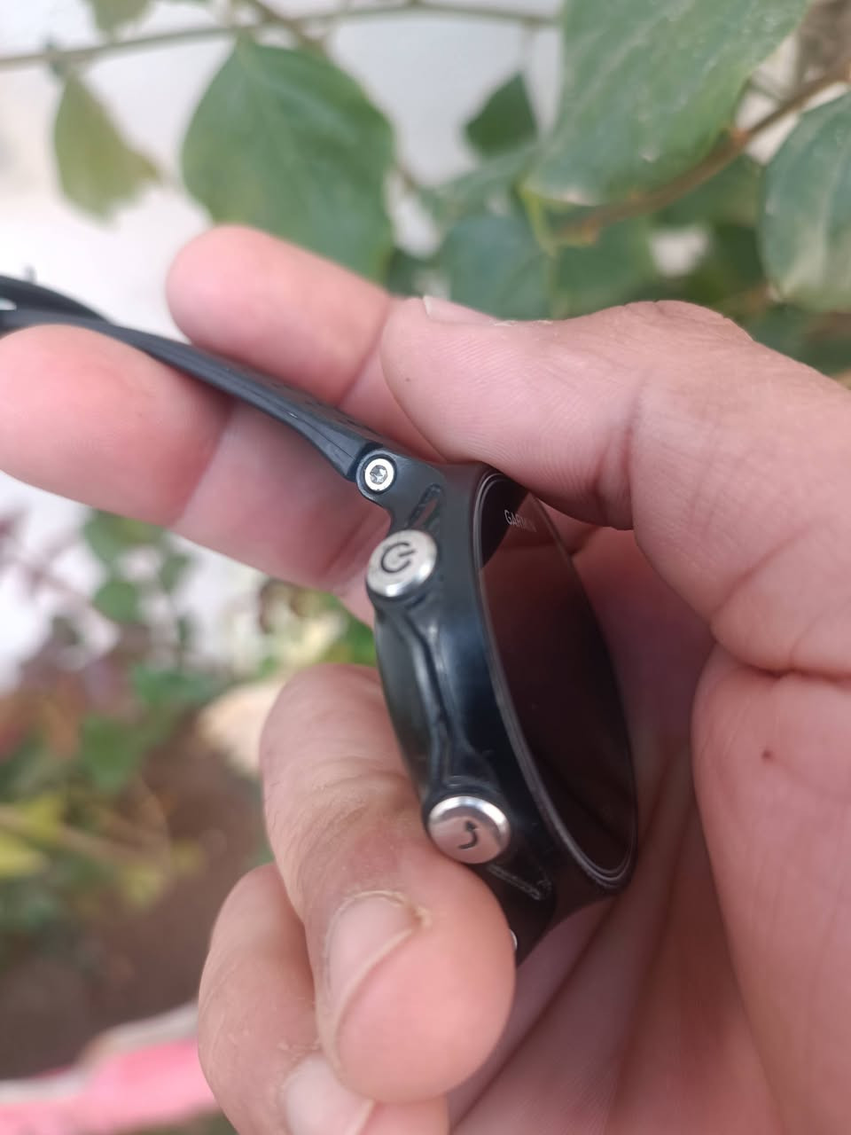 ساعة Garmin Forerunner 630 من الأدوات المتطورة والمفضلة لدى العدائين المحترفين بفضل تركيزها العميق على ديناميكيات الجري وتحليل الأداء البدني بشكل تفصيلي.
إليك ملخص لأبرز ما يميز هذه الساعة:
تحليل الجري المتقدم: تنفرد بقياسات دقيقة مثل توازن زمن التلامس مع الأرض (لمعرفة التماثل بين القدمين) وطول الخطوة والنسبة العمودية، مما يساعد في تحسين كفاءة الجري وتقليل مخاطر الإصابة.
المؤشرات الفسيولوجية: تدعم قياس عتبة اللاكتات (Lactate Threshold) وتقدير الحد الأقصى لاستهلاك الأكسجين (VO2 max)، بالإضافة إلى مستشار الاستشفاء الذي يحدد الوقت اللازم للراحة قبل التمرين القادم.
التفاعل والذكاء: مزودة بـ شاشة لمس ملونة عالية الدقة وسهلة الاستخدام حتى في ظروف الإضاءة القوية، وتدعم الإشعارات الذكية من الهاتف.


**إذا كنت صاحب هذا الإعلان وتريد حذفه لأي سبب، رجاءا أرسل رسالة إلى الدعم الفني**