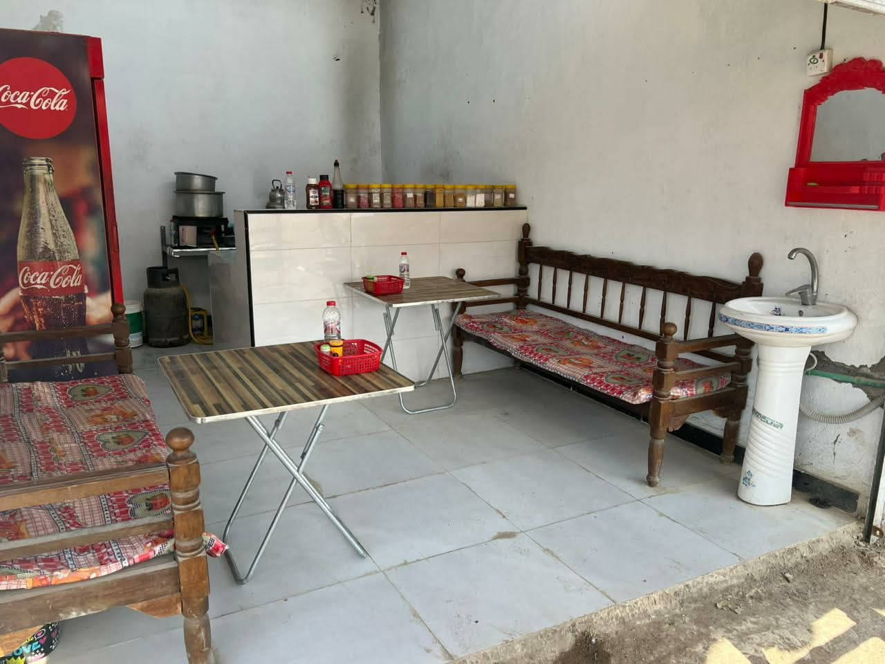 السلام عليكم
مطعم في حي  الصناعي  للبيع
 ماء وكهرباء  وسيراميك درجة اولى يحتوي على
 تانكي ٥٠٠لتر +سقيفة درجة اولى
رمبة ثرم معه كامل الملحقات
من صحون لكافة الاطعمة
 ٤ ميز طعام 
٤ كرويتات 
٥ طباخات +منظومة غاز  /قنينتين
انارة +مراوح  +ساحبة +مغسلة ومراية  وسيت جداري  وطاوات للفلافل ولبركر  ولمخلمة
امانة الله المحل كامل مثل ما موضح بالصورة تستلم مفتاح وتباشر تشتغل على بركة الله 
سبب البيع  صاحب المطعم حصل على امر اداري  للتعيين
السعر مليون ونص وبي مجال قليل
للتواصل 
‎0774 894 9457
***********
