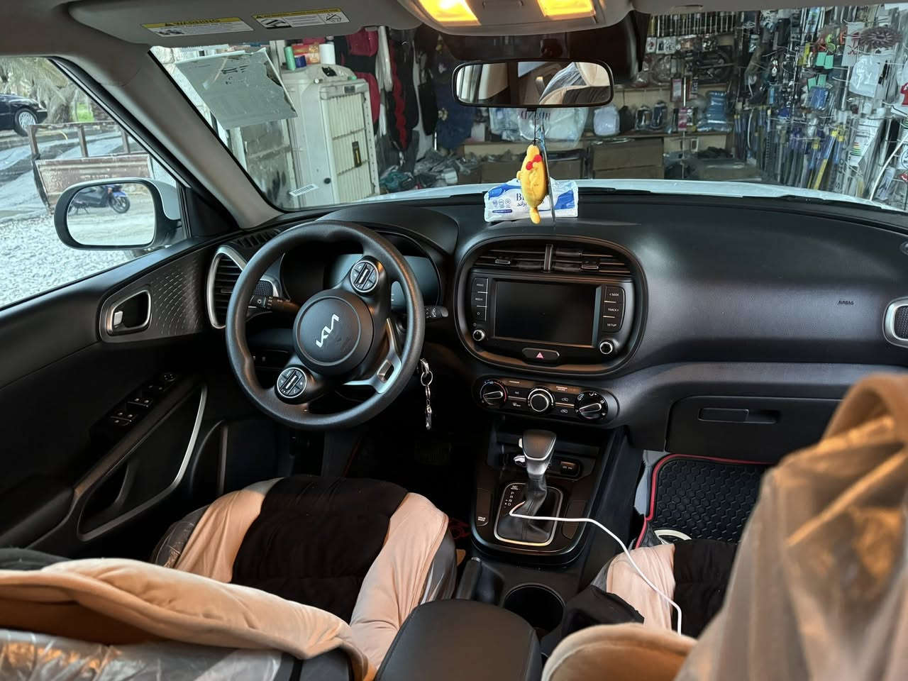 السلام عليكم 
صول 2024سياره جديده بمعني الكلمه بدون لوحات 
حادث مالته بارد فقط ماشيه ٣٥ 
سعر السياره 160 وبيه مجال 
مكان سياره بابل شوملي رقم موبايل ***********
