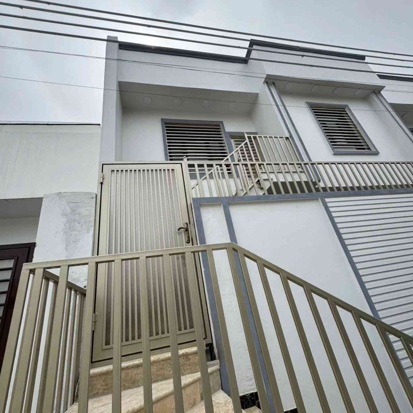 🏡✨ دار طابقين للبيع مع الأثاث – فرصة مميزة للسكن والاستثمار ✨🏡
📍 الموقع: البراضعية – إفراز أبو ياسر – الشارع الأول
📐 المساحة: 200 متر مربع
📏 الواجهة: 12.5 متر
📄 الطابو: ملك صرف
🔹 تفاصيل العقار: 🛏️ 4 غرف نوم 🛋️ صالة واسعة 🏠 استقبال أنيق 🚿 4 مجاميع صحية 🧺 لوندري 🍳 مطبخان (عدد 2)
⭐ مميزات إضافية: ✔️ الدار مؤثث بالكامل ✔️ درج خارجي مستقل ✔️ إمكانية فصل الطابق الثاني وتحويله إلى مشتمل مستقل ✔️ موقع مناسب للسكن العائلي أو للاستثمار وتحقيق مردود إيجاري
💰 السعر: 500 مليون دينار
📞 للاستفسار والمعاينة: *********** ***********
🔹 تبارك العقارية 🔹 نرافقك بخبرة وثقة لاختيار العقار المناسب، ونوفر أفضل الفرص العقارية في البصرة بأسعار مميزة.
