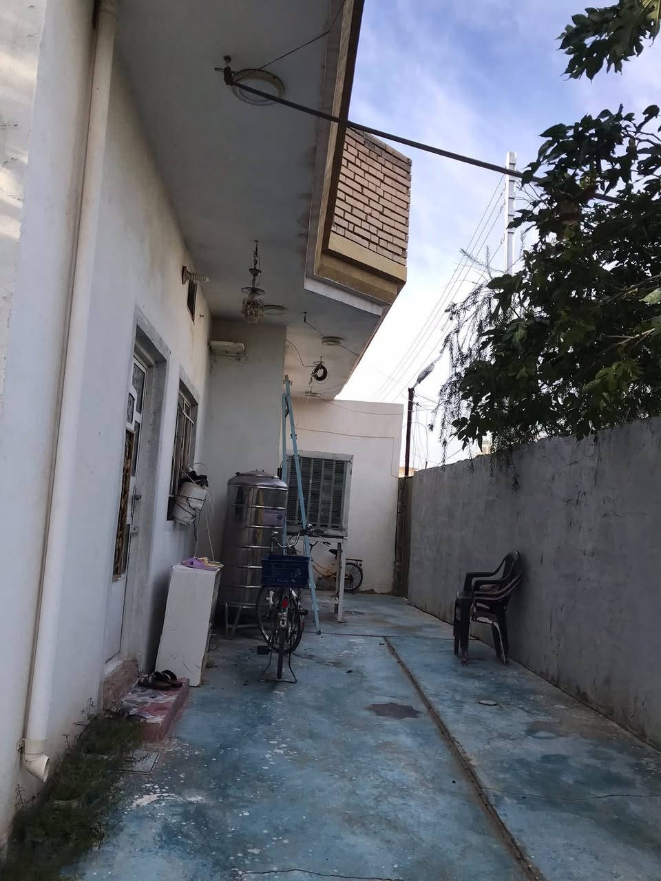 #الدار_للبيع
مساحة ٢٠٠ م 
واجهة ١٤ * نزال ١٨ 
گراج كبير ( يتسع لـ ٢-٣ سيارات )
استقبال مطل على الباب الخارجي
مطبخ حار 
مطبخ بارد
صالة كبيرة جداً
غرفة نوم 
مجمع غسيل ( حمام وشرقي + شرقي وغربي + مغاسل )
منور على الممر الخلفي
ممر خلفي عرض ١ م
بيتونة جمّالي ( ترهم صالة بين غرف الطابق الثاني )
السطح شتايگر شطرنج ملون

البيت سيراميك ارضي وجدران 
مع منظر سيراميك عدد ٢ ( الاستقبال والمطبخ )
مع مخزن كهربائيات بالصالة سيراميك بالكامل

💵 السعر : ٨٥ مليون وبي مجال للشرّاي
📍العنوان : ( الاحمر / ابودهلاية - فرع اسواق محمود )
 📞 للتواصل : *********** - ***********
