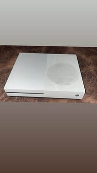 اكس بوكس وان إس • شغال • يد واحد