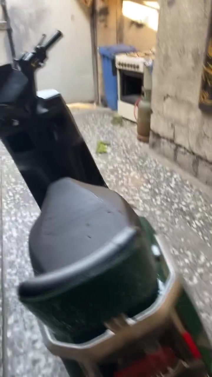 سلام عليكم عدي دراجه نوع تيسله دراجه حلوه وجديده دراجه نقصه شاحنه لدراجه لشاحنه محتركه ومحتاج فلوس لسعر 400وبيه مجال بكاني بغداد بل مدينه مال صدر رقم لهاتف ***********
