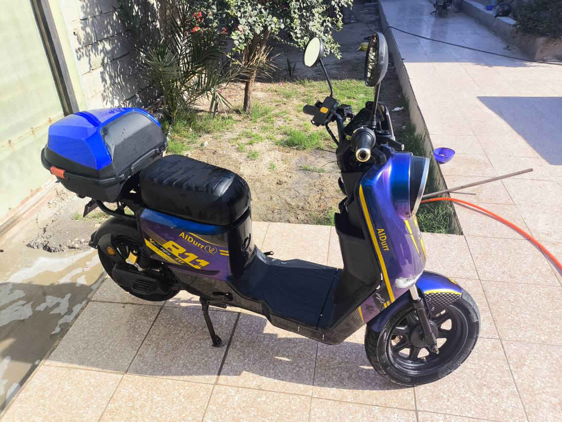 السلام عليكم 
دراجة شحن كهربائية R11 نظيفة مابيه اي عطل رايد ابيعه لان مضطر بصمة سويجات ثنين وكارتات تشغيل ثنين حتى الكشن الخلفي والتكية موجودا 
الدراجة مثل ما موضحة بالصور نظيفة
عنوان الدراجة البصرة ابي الخصيب قرب القائم مقام  للاستفسار متواجد على الفيس بوك رقمي *********** البصرة, العراق
