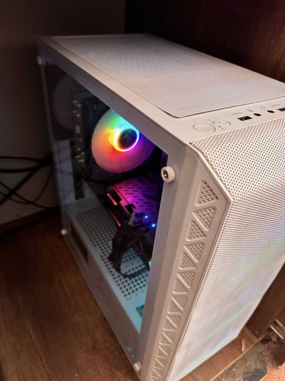 السلام عليكم تجميعة للبيع فقط
Cpu: i5 12400f+ag400 cooler rgb
Gpu: 3070 msi ventus 2fan مبدل معجون (xm-6)
Ram: 16 (8*2) 3200hz
M.B: H610 Asus prime
Storage: 500g ssd nvme m.2 980 samsung
Power supply : 650w 80+ bronze xigmatek
Case: 4 fan white rgb 
السعر 950 الف وبيه مجال بسيط الشراي يجي خاص او يتصل مكاني كوت الزهراء 
توصيل ماعندي 
***********
