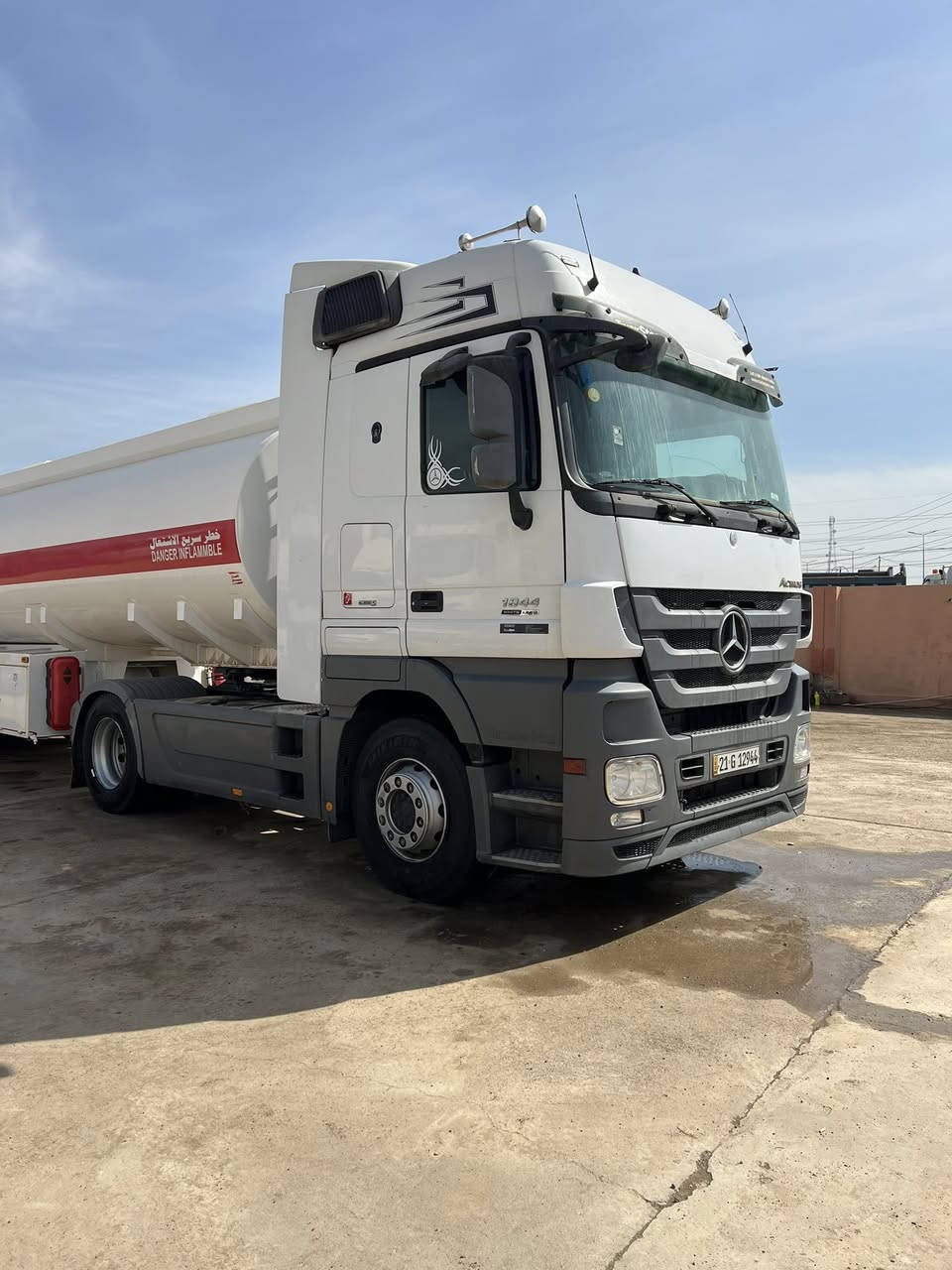 السلام وعليكم اقرأ تفاصيل واتصل ✅↙️
اكتروس ￼ صهريج ￼موديل 2012 حجم 18.44 امامي جابليس 
فول مواصفات بس بدون كاميرا وحساس ريتايدر 5 طقات
ثلاجه تبريد دبل مناميه حاكيه رقم وسنويه جديده طخم تايه 
‏ تانكي فصال الخرسان بازوايا سياره حلوه و نظيفه 
رقم الهاتف قحطان معرض *********** كورك
*********** اسيا معرض ابو قحطان واولاده العنوان موصل برطله سهل نينوى ✅￼
