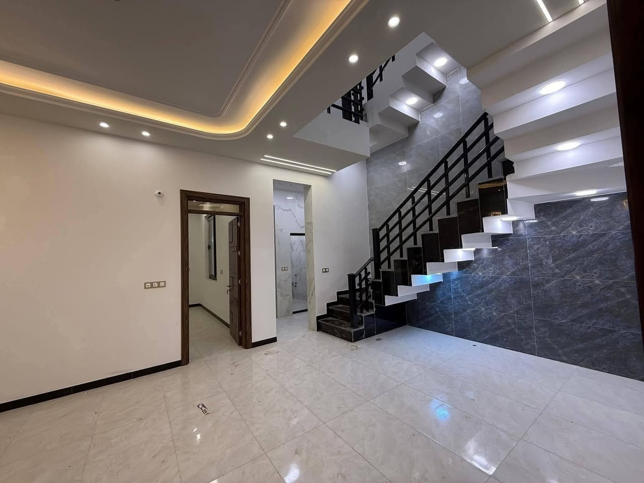 ‏‎‏دار للبيع او المراوس في النجف الاشرف
حي الجامعع
مساحه الدار  ١٥٠ م 
شارع ١٠
٤ نوم طابقين عمل درجه اولى
قرب الكفيل

‏‎  للاستفسار مراجعة مكتب العطاء للوساطه العقاريه في حي الجامعه شارع ابو حكمت مجاور باقر مول 
او الاتصال 
‏‎*********** (يتوفر واتساب)
