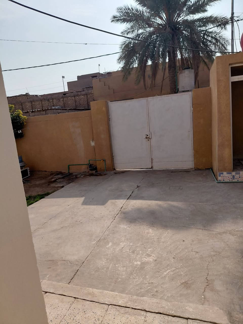 يباع نقدا او على المبادرة.. مساحة ٢٠٠ متر طابقين جاهز للسكن بدون نواقص
الطابق الاول كراج حديقة صحيات خارجية.. استقبال هول غرفة نوم مطبخ حمام داخلي 
الطابق الثاني غرفتين .. يبعد عن السوك ١٥٠ متر .. ارتفاع البناء ٣ متر .. طابوك جمهوري احمر.. زويريجات بالقرب من مدرسة البصرة وشارع مركز الشباب 
خدمات المنطقة كاملة صب جديد كهرباء انترنت ضوئي
السعر ٩٥ مليون 
واتساب واتصال ***********-***********
