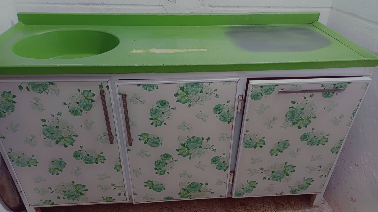 كاونتر للبيع  بغداد حي السفير سعر ٢٥٠   رقم الهاتف ***********
