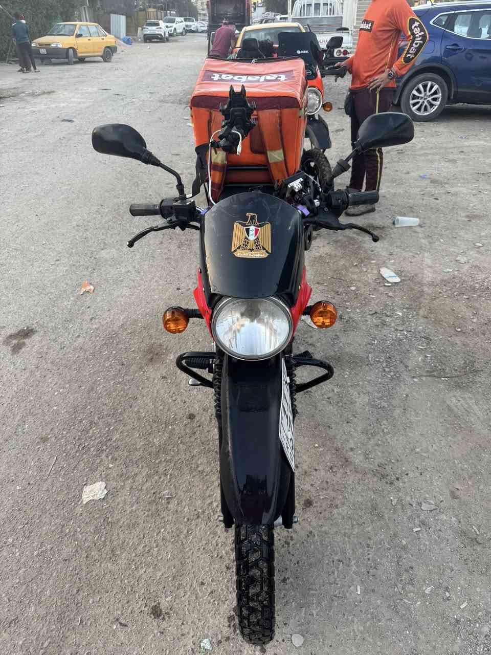 السلام عليكم بوكسر للبيع  النضافة مثل ما موضح بل صورة زنون منضومة كاملة تخم تاير جديد الدراجة رقم انكليزي تحويل ثاني يوم بسمي الدراجة نضافة كدامك استفسار خاص او اتصال ***********
