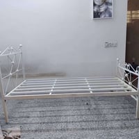 سرير حديد • قنفه تركي أخضر • ميز طعام ٦٠×٦٠