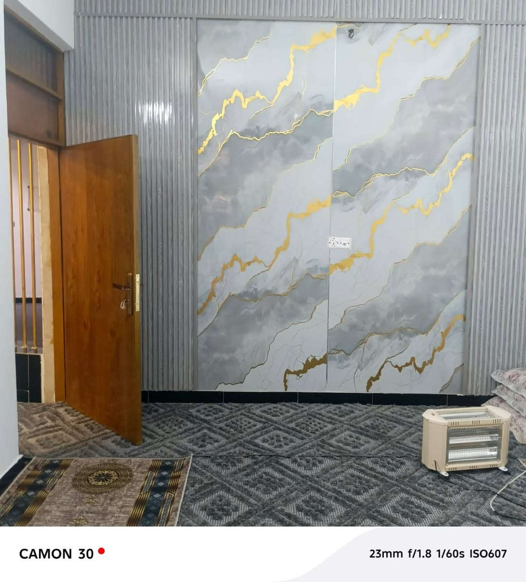 سلام عليكم دار للبيع 200م طابو ملك صرف الموقع المدائن حي رشيد مقابل مركز صحي سلمان المحمدي ع يبعد عن الامام دقيقه مشي ع القدام خدمات كامله يمك مستوصف يمك مدارس يمك  الحدايق يمك سلمان المحمدي عليه السلام يمك السوك يمك اي شيء من متطلبات الحيات بعد شتردون من هذا العرض بيش مايكون سعره هوه رخيص ومناسب(( الدار طابقين طابق الأول غرفتين وستقبال وصاله ومطبخ وصحيات جوه وصحيات بره الطابق الثاني ثلاث غرف وصاله وصحيات واحده من الغرف سويت بناء درجه أولى ))للمعلومه الطابق الثاني ناقصه فقط كاشي البيت مناقصه اي شي فقط كاشي بناء درجه أولى سعر 300مليون بي مجال للشراي فقط  ((***********))واتساب مفتوح وكل الهلا بيكم
