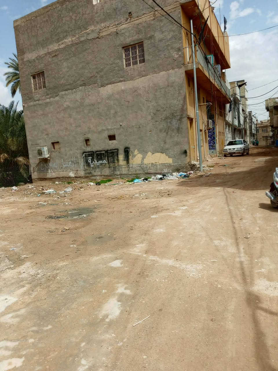 سلام عليكم قطعه ارض للبيع المساحه 200خلفه فندق البارون كافت الخدمات السعر مناسب 
‏‪***********‬‏
